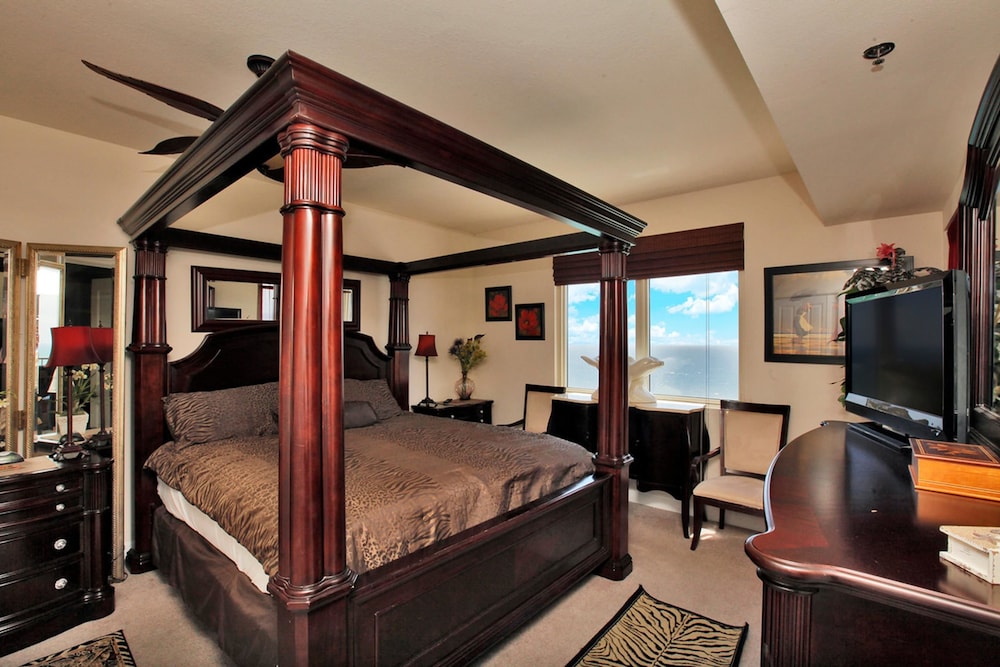 Condo, 3 Bedrooms, 2 Bathrooms, Beachfront (Corner Unit 2329)