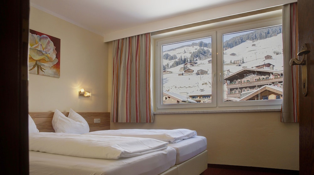 Family Apartment, 2 Bedrooms, Balcony, Mountain View (Torsee) photo 2