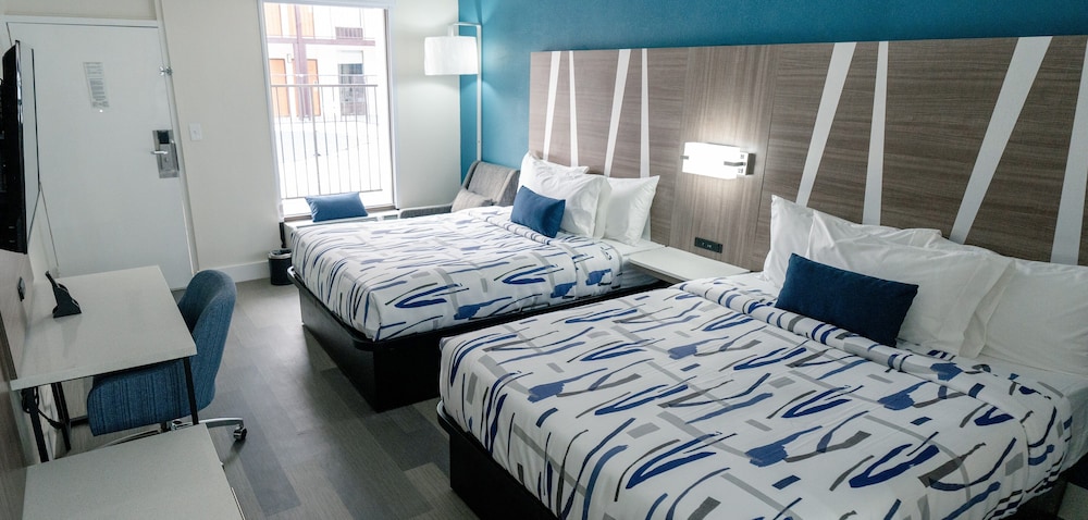 Single Room, 2 Double Beds, Non Smoking - Photo 1
