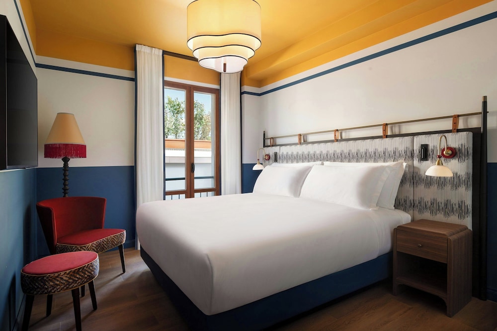 Classic Room, 1 King Bed, Courtyard View - Photo 8