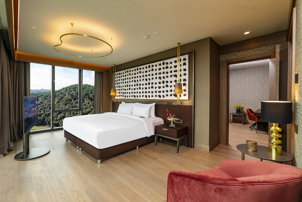 Suite, 1 Bedroom, City View with Lounge Access - Photo 2