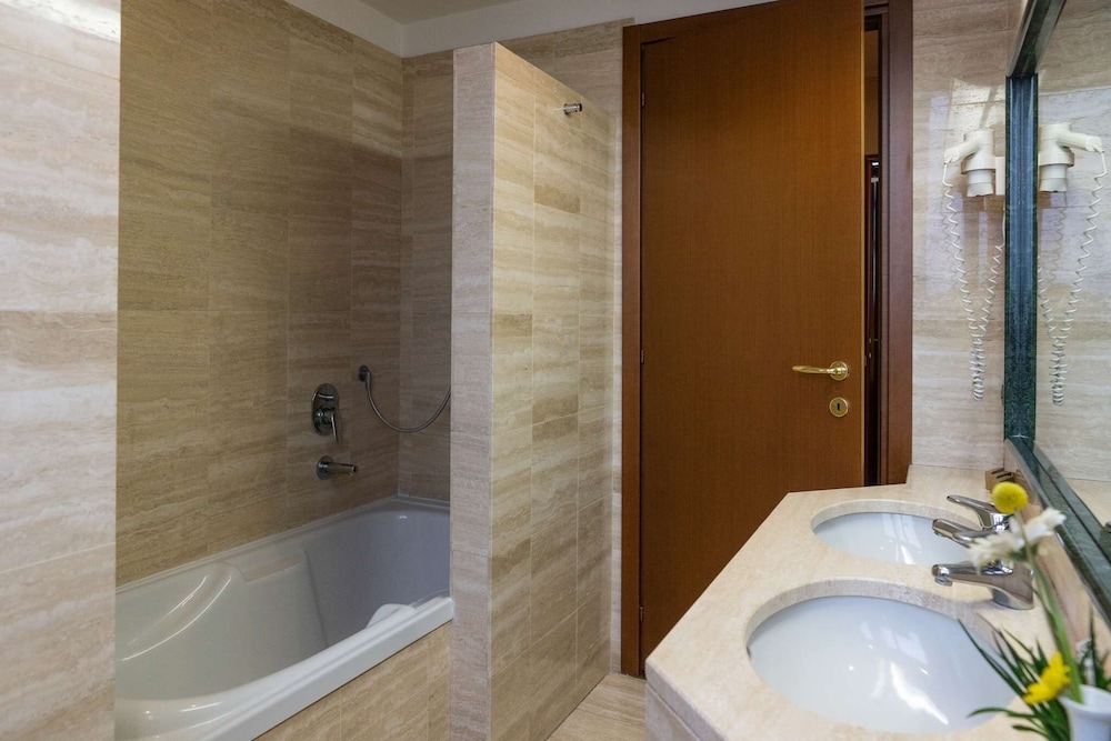 Comfort Triple Room thumbnail 6