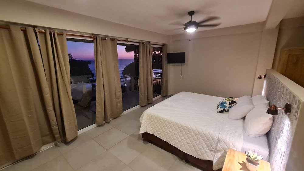 Honeymoon Room (King Suite with Ocean View) photo 1
