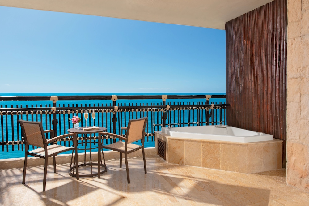Preferred Club Ocean Front Honeymoon Suite - Photo 5