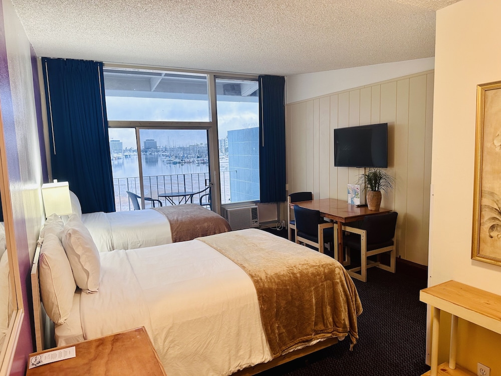 Comfort Room, 2 Double Beds, Balcony, Marina View photo 2