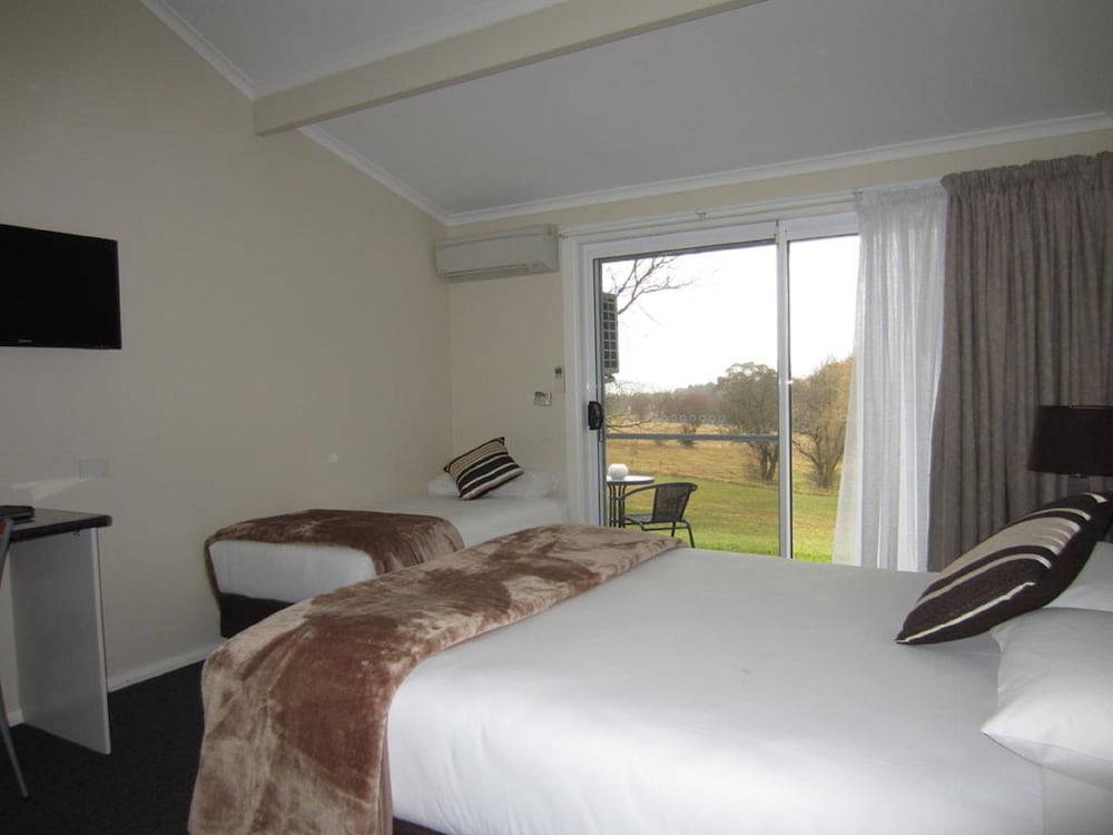 Deluxe Room -  Queen and Single photo 3