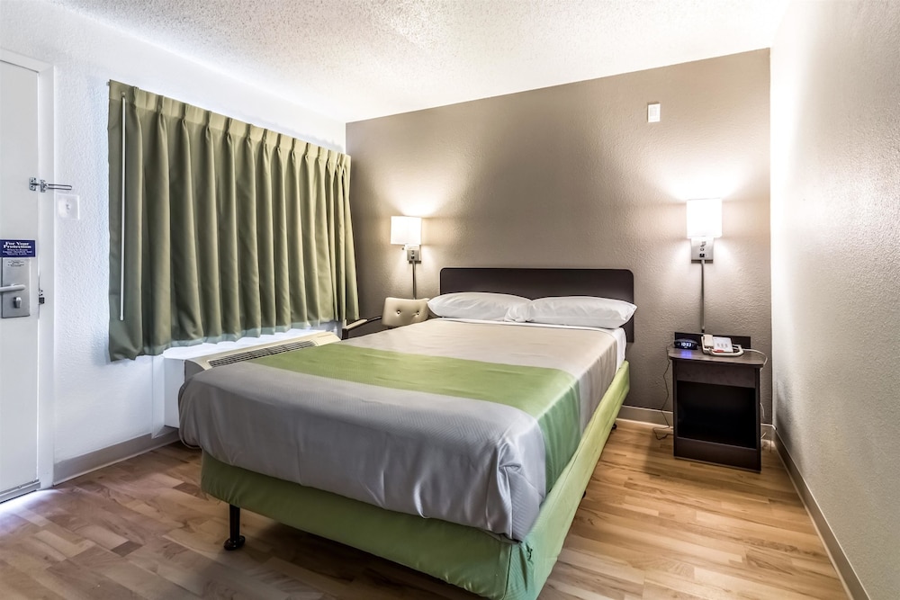 Standard Suite, 1 Queen Bed, Accessible, Smoking