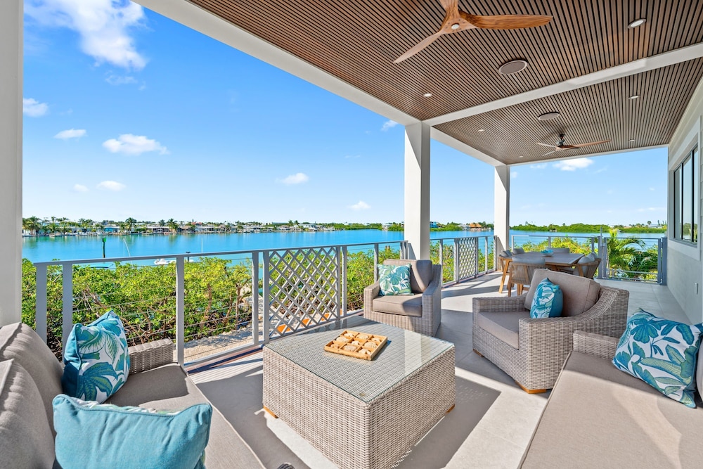 Luxury Seaside Escape ~ Heated Pool w Jacuzzi ~ Elevator ~ Dock ~ Scenic Views, Billede 66