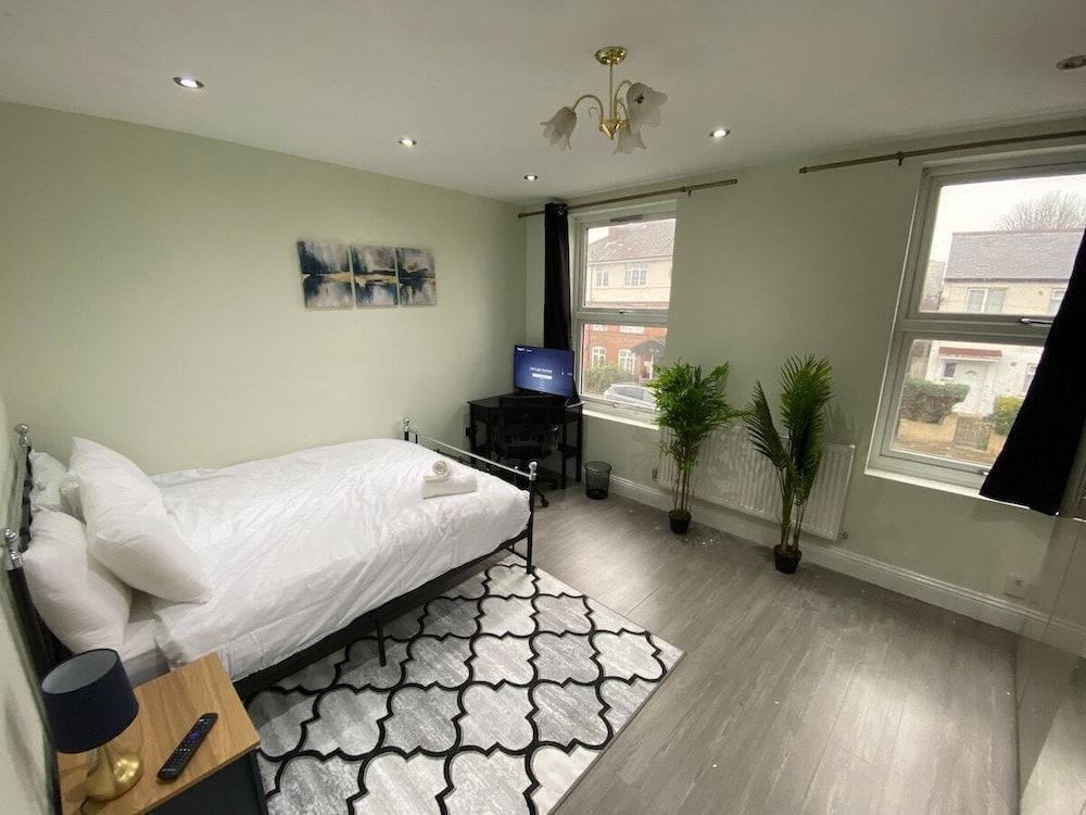Double Room, Shared Bathroom (3)