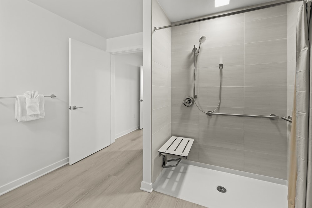 Luxury Apartment, 2 Bedrooms, Balcony (Room décor/layout/colors vary by unit) - Photo 16
