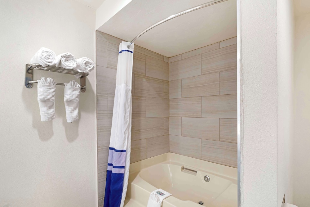 Standard Room, 2 Queen Beds, Accessible, Bathtub - Photo 1