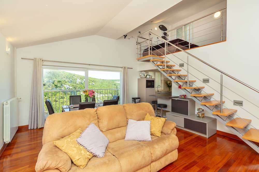 Superior Apartment, Private Pool, Hill View