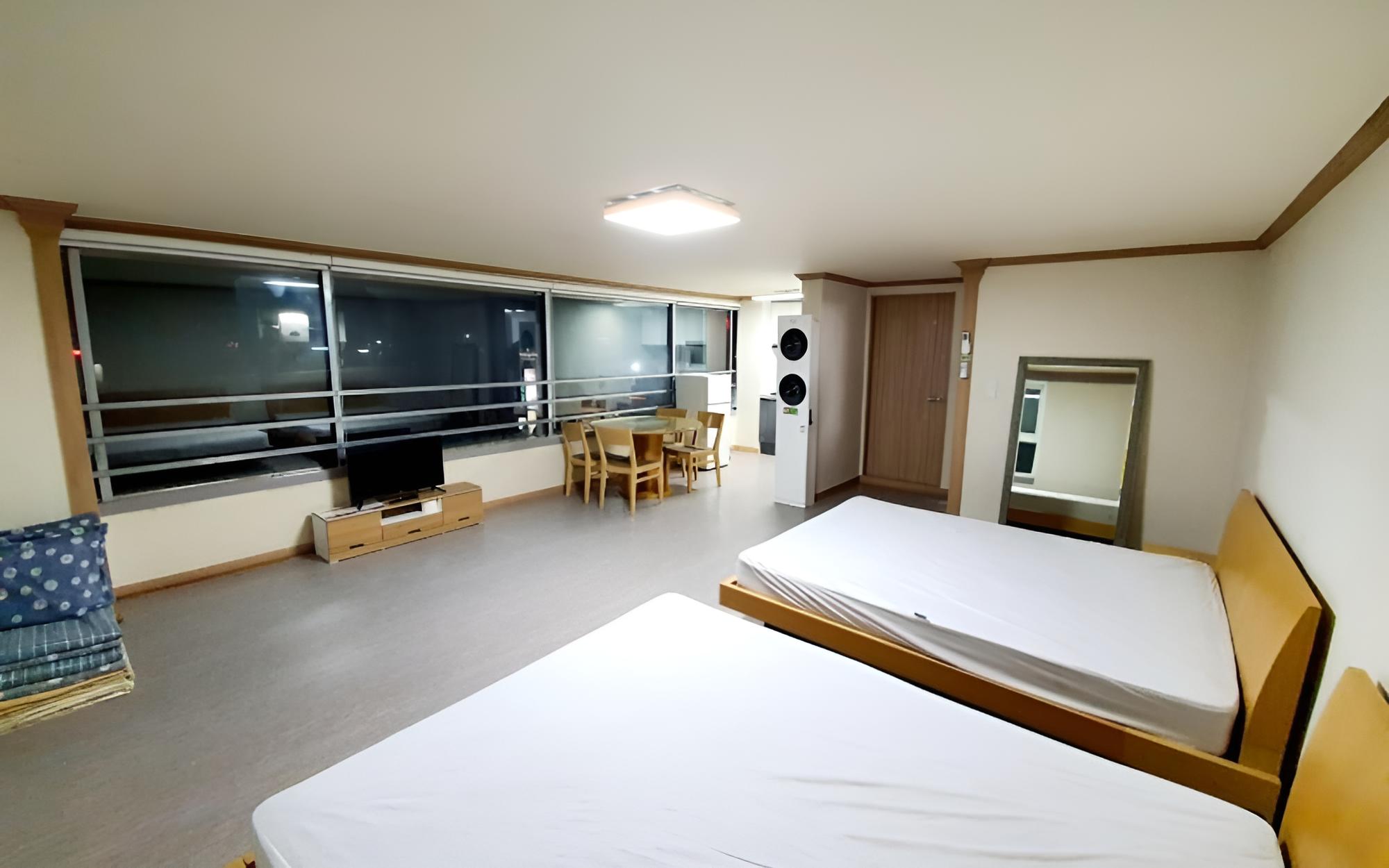 Room (Room 201)