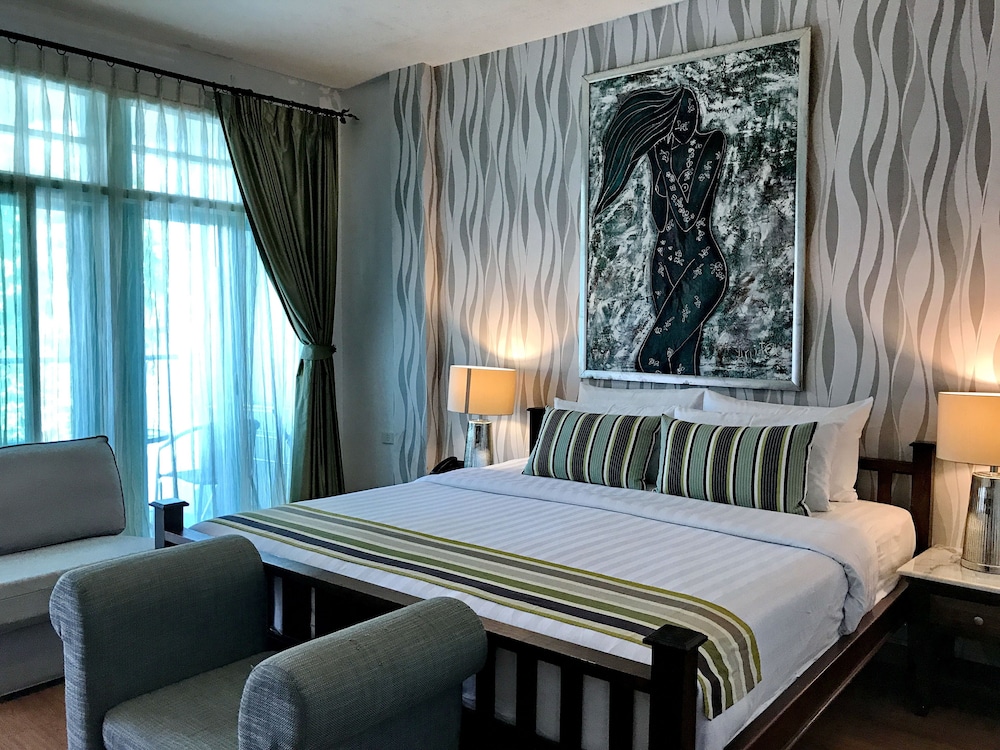Premium Deluxe 1 King, City View with Balcony - Photo 7