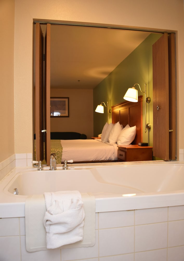 Standard Room, 1 King Bed, Jetted Tub (No Lake View) photo 2