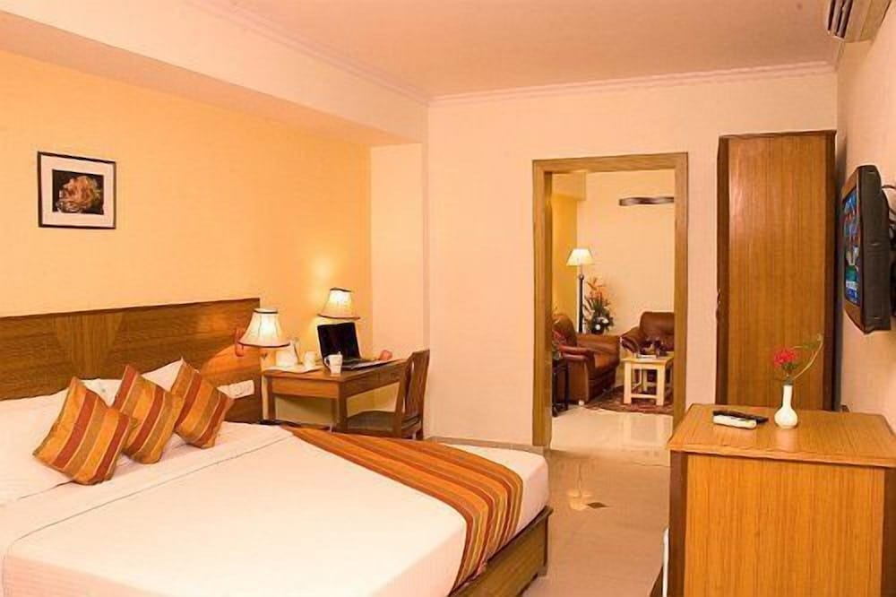 Suite, 1 King Bed photo 3
