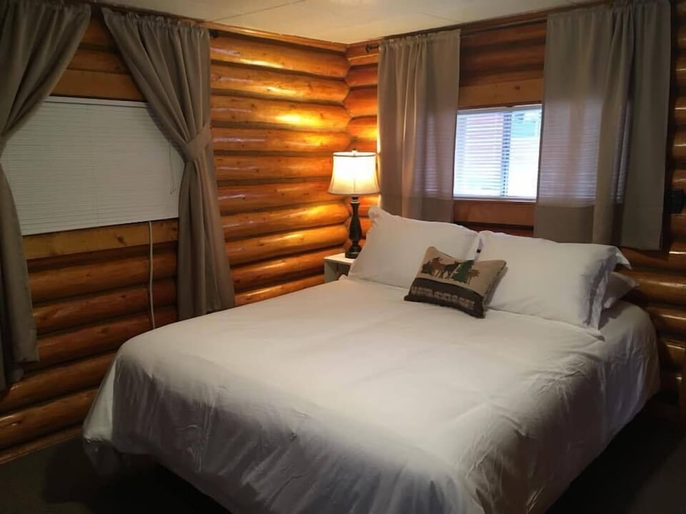Traditional Cabin, 2 Bedrooms (Cabin 21) photo 1
