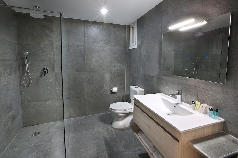 Standard Room, 3 Twin Beds - Photo 5