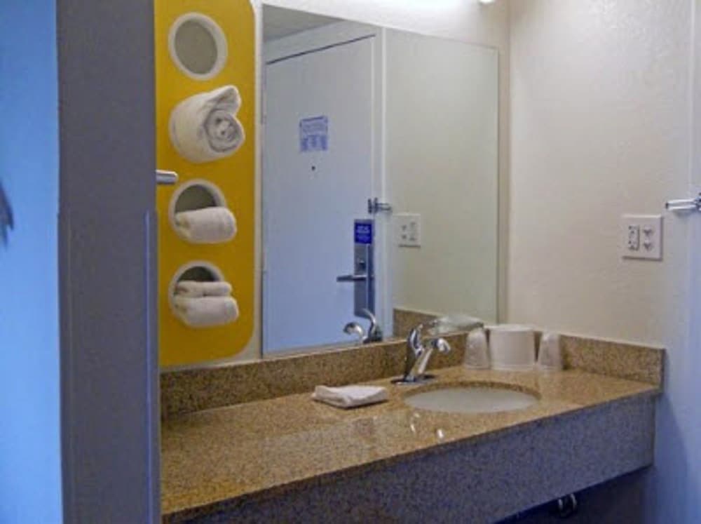 Standard Room, 2 Double Beds, Non Smoking - Photo 6