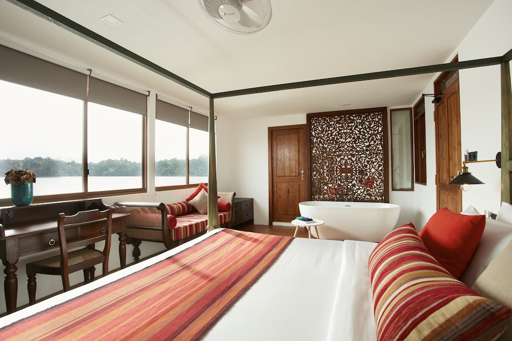 Deluxe Cabin, 1 Queen Bed, Non Smoking, Lake View photo 1