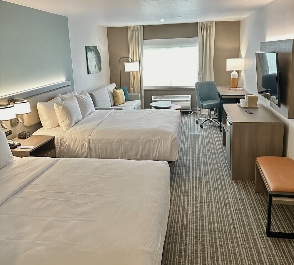 Suite, Non Smoking (2 Queen Beds with Sofa Bed) - Photo 2