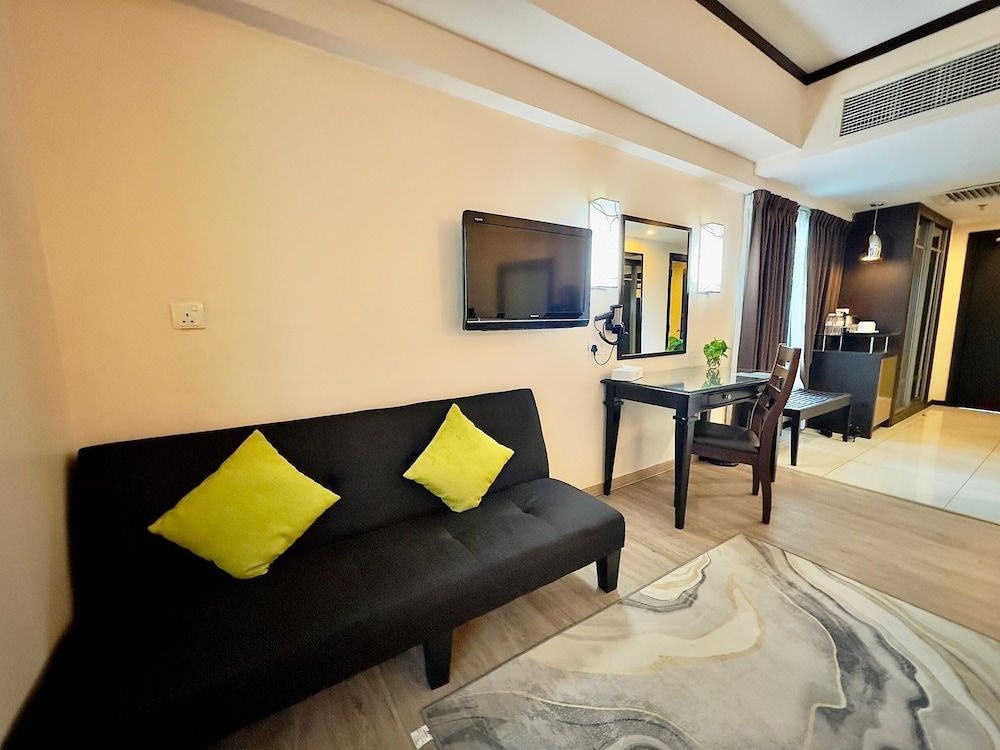 Family Room, 1 King and 1 Single photo 2