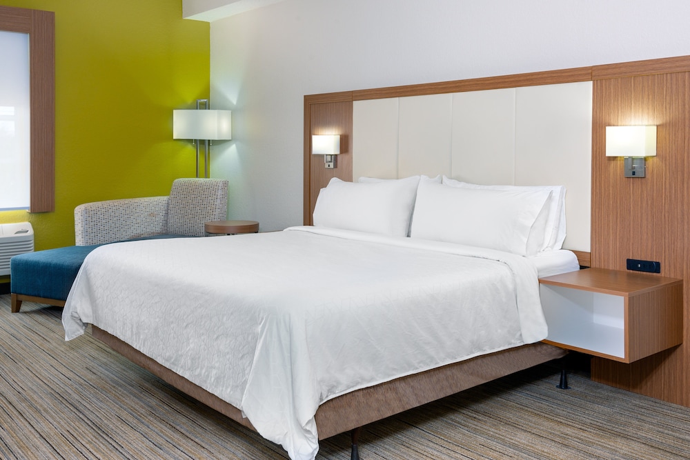 Room, 1 King Bed, Non Smoking - Photo 4
