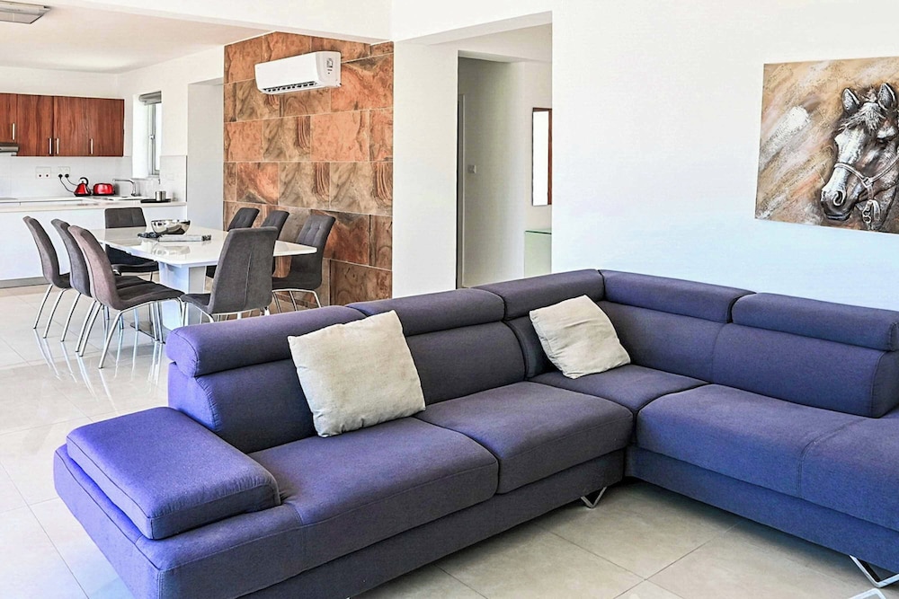 Villa (4 Bedrooms) photo 2