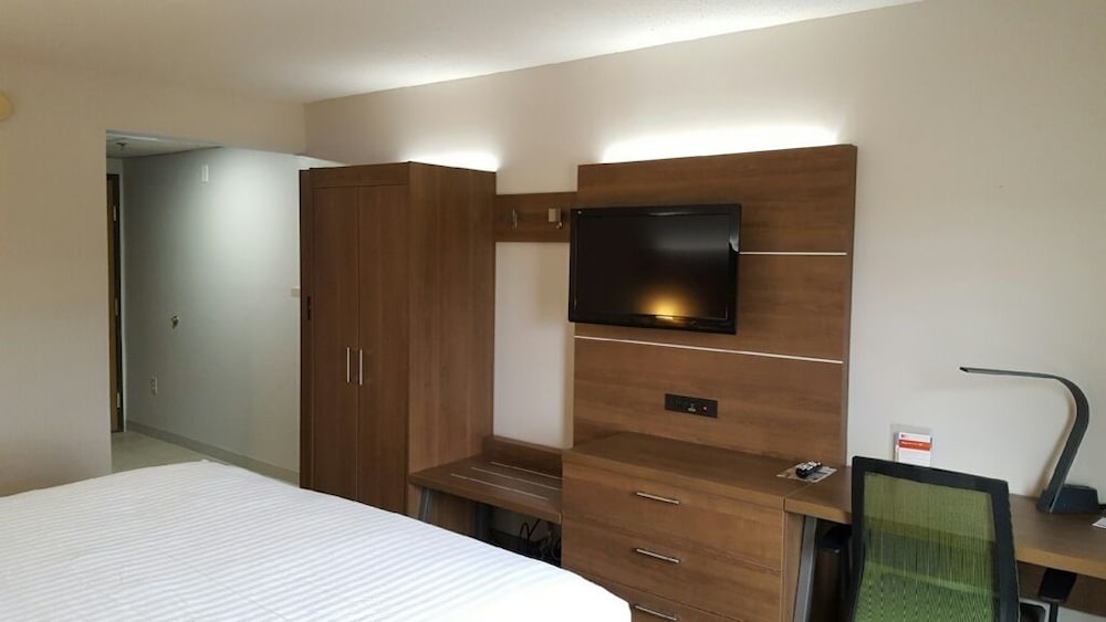 Standard Room, 1 King Bed, Accessible Bathtub (Communications) - Photo 1