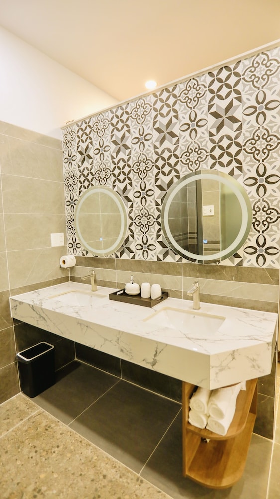 Luxury Room - Photo 9