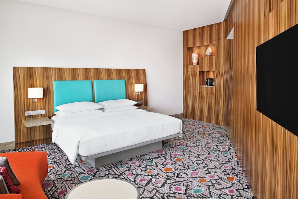 Deluxe Room, 1 King Bed photo 3