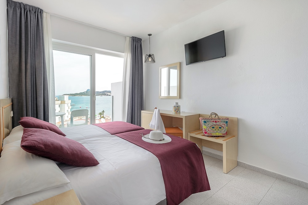 Double Room (3 adults) - Photo 1