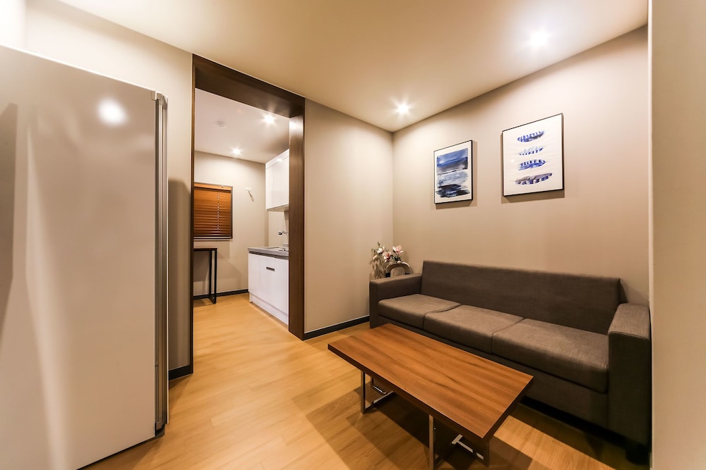 Basic Suite, 1 Queen Bed photo 3