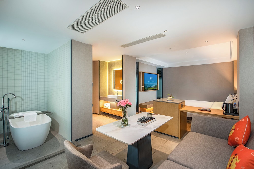 Premium Studio Suite, 1 King Bed, City View