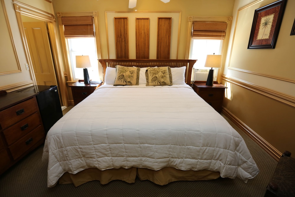 Deluxe Room, 1 King Bed, Private Bathroom (Deluxe King Room)