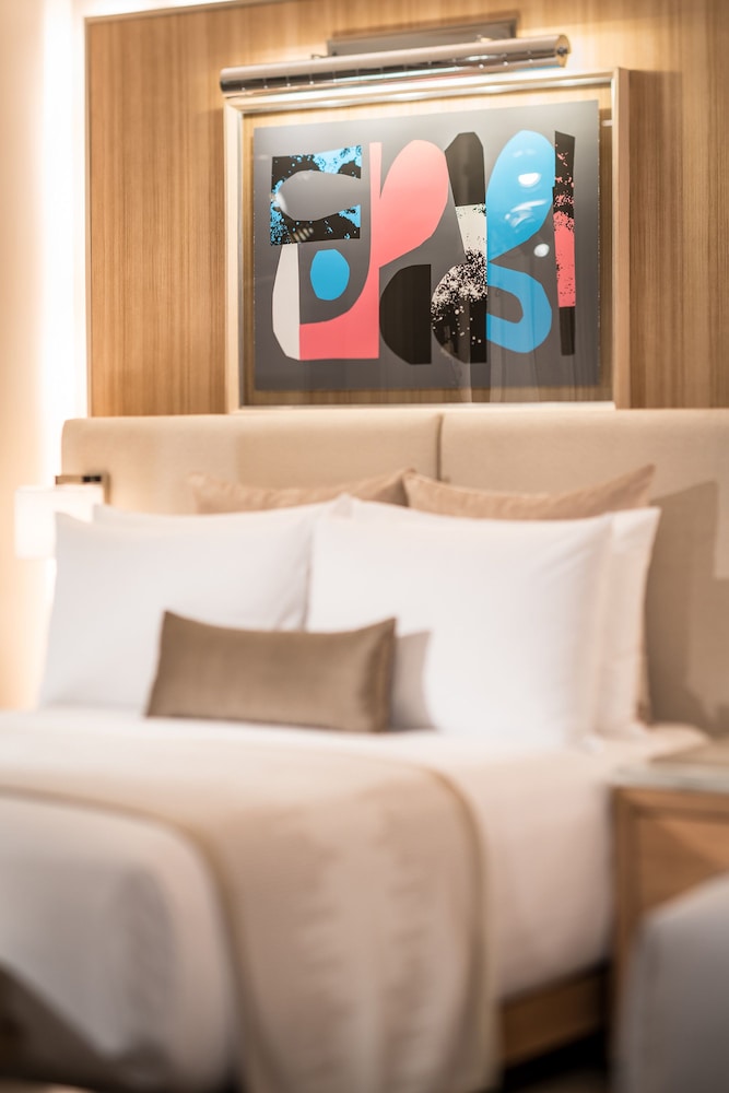 Fantasy King Strip View