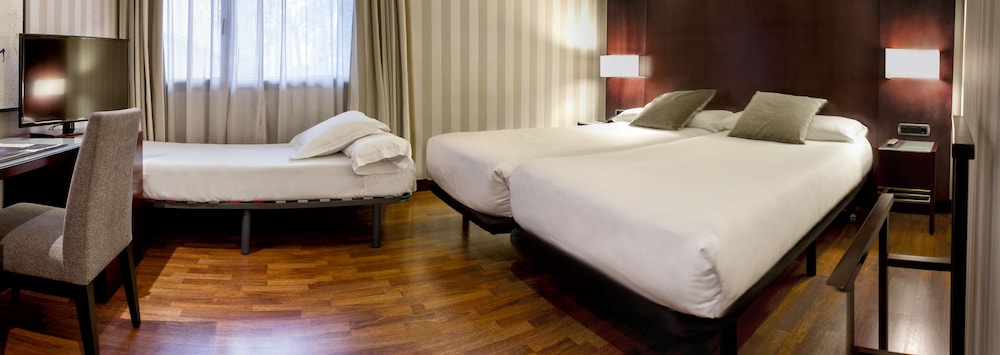 Double Room (with extra bed) photo 2