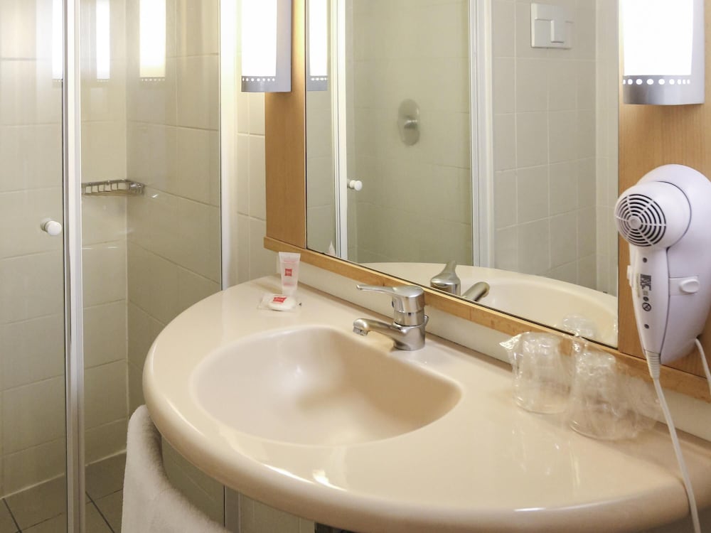 Standard Room, Multiple Beds (1 Double Bed and 1 Bed for children) photo 2