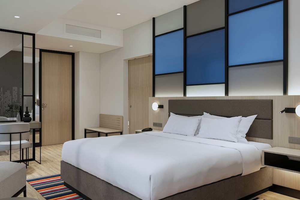 Suite, 1 Bedroom, City View (Sky)
