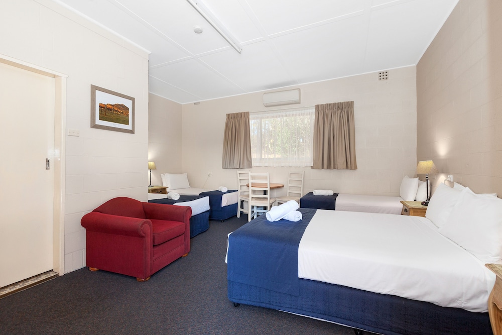 Standard Room, Non Smoking (Queen and three singles)