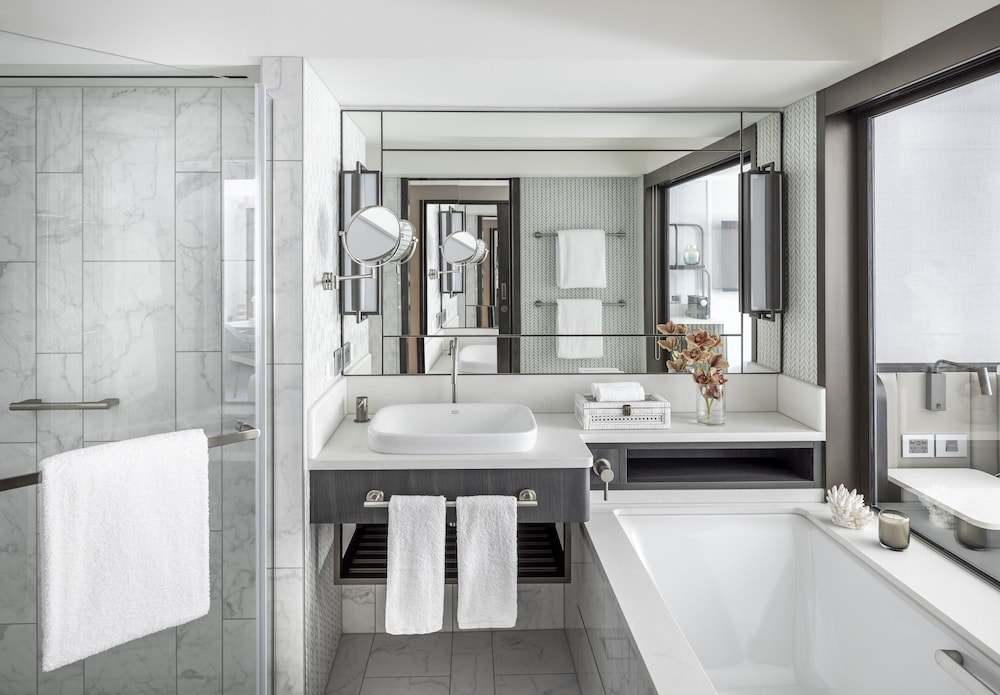 Premier Room, 1 King Bed, Kitchenette (Skyline, Pinnacle Tower) thumbnail 6