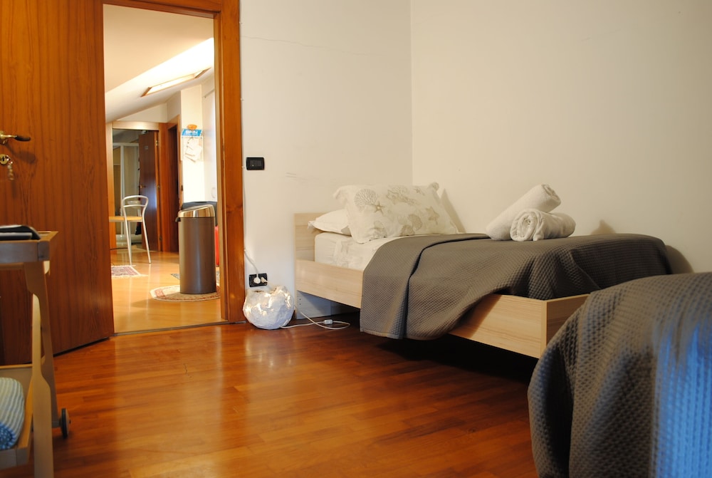Single Room, Shared Bathroom photo 2