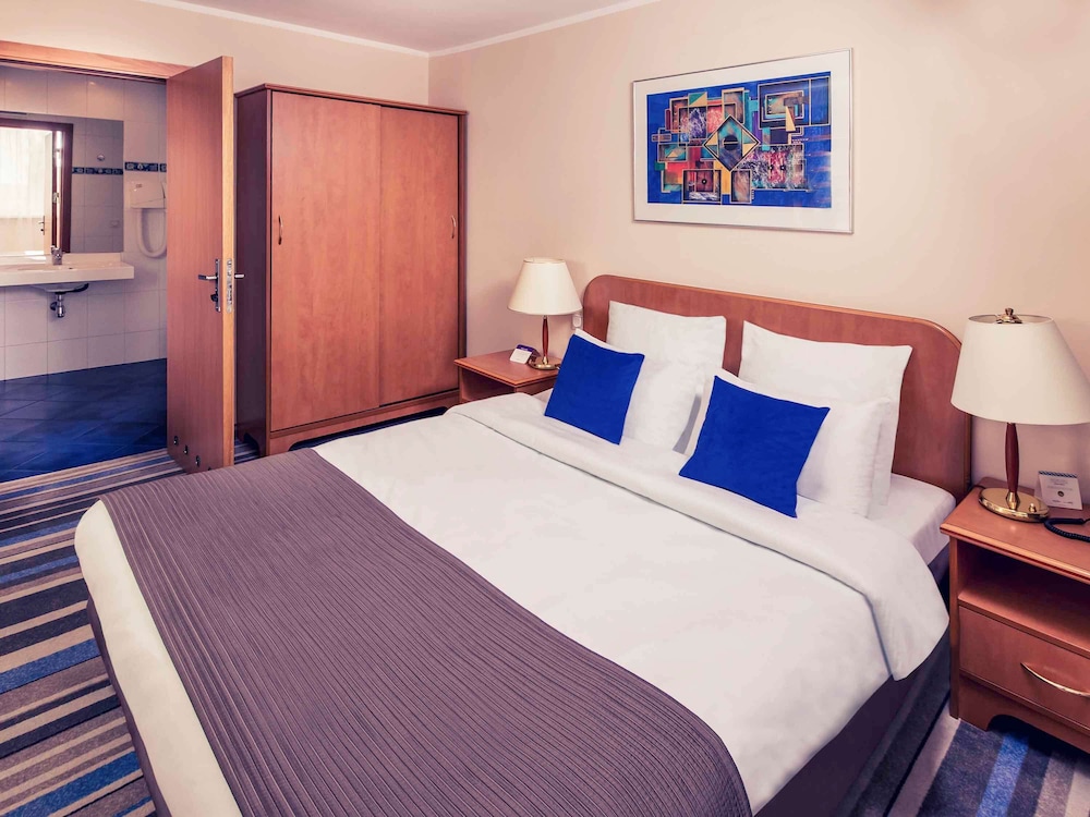 Deluxe Suite, 1 King Bed with Sofa bed - Photo 1