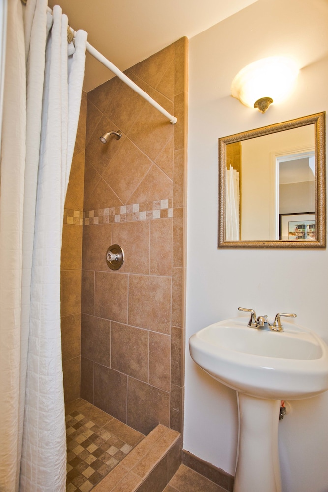Room, 1 Queen Bed (Not Pet Friendly) - Photo 3