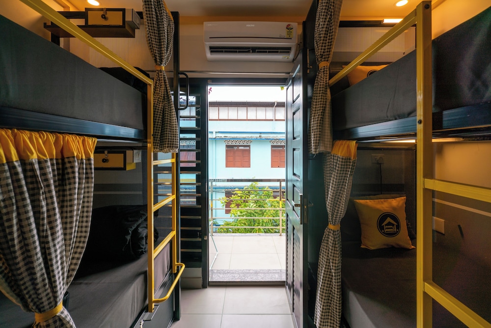 Bed in 6 Bed Mixed Dormitory with Balcony photo 2