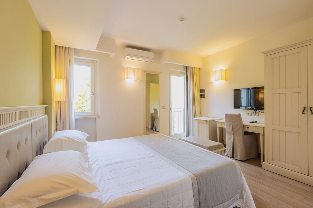 Comfort Room, 1 Queen Bed, Pets Allowed, Garden View