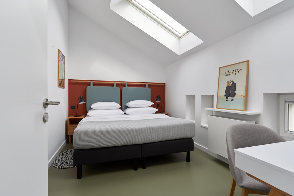 One Bedroom Apartment - Photo 8