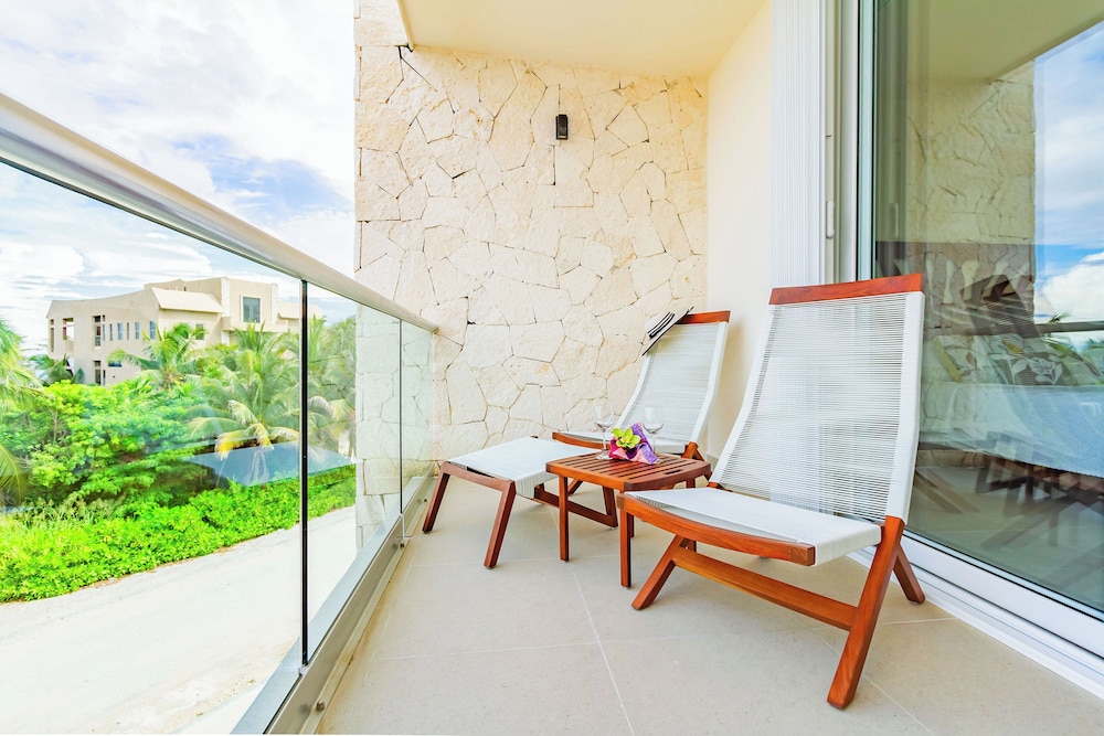 Comfort Studio, 1 King Bed, Balcony photo 3