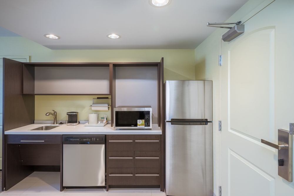 Premium Suite, 1 King Bed, Accessible (Roll-In Shower) photo 1