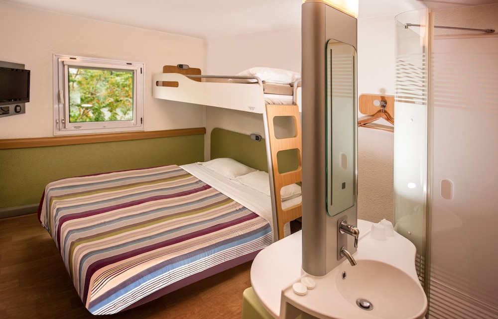 Standard Triple Room, Non Smoking (Queen with separate bunk bed) photo 1